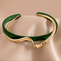 Bracelet Ondulé Vert Émeraude Élégant