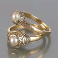 Ensemble de bagues dorées incrustées de perles vintage
