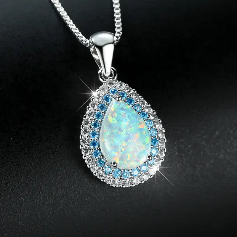 Collier en opale bleue élégante avec pendentif lumineux | or blanc
