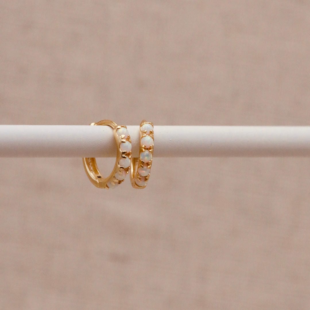 Boucles d'oreilles Huggie en Opale Dorée