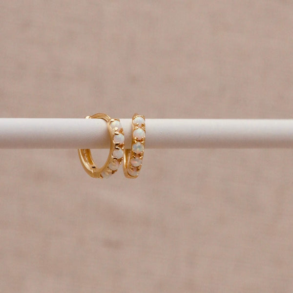 Boucles d'oreilles Huggie en Opale Dorée