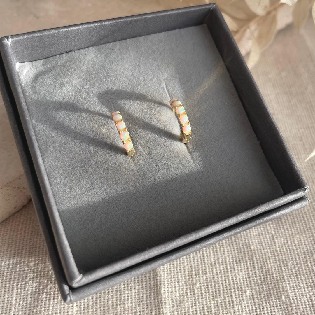 Boucles d'oreilles Huggie en Opale Dorée