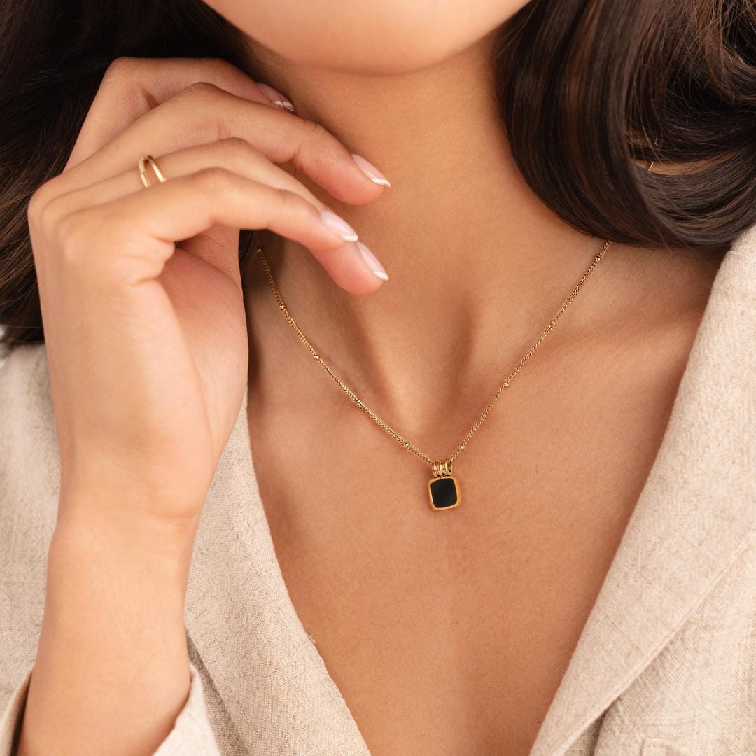 Collier pendentif noir Chic de minuit
