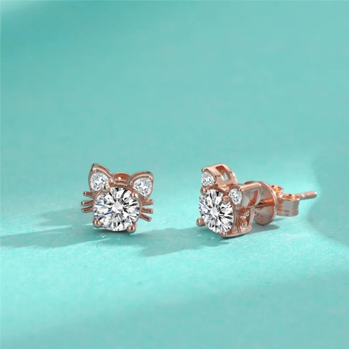 Boucles d'oreilles en argent sterling 925 avec chat en moissanite et or rose