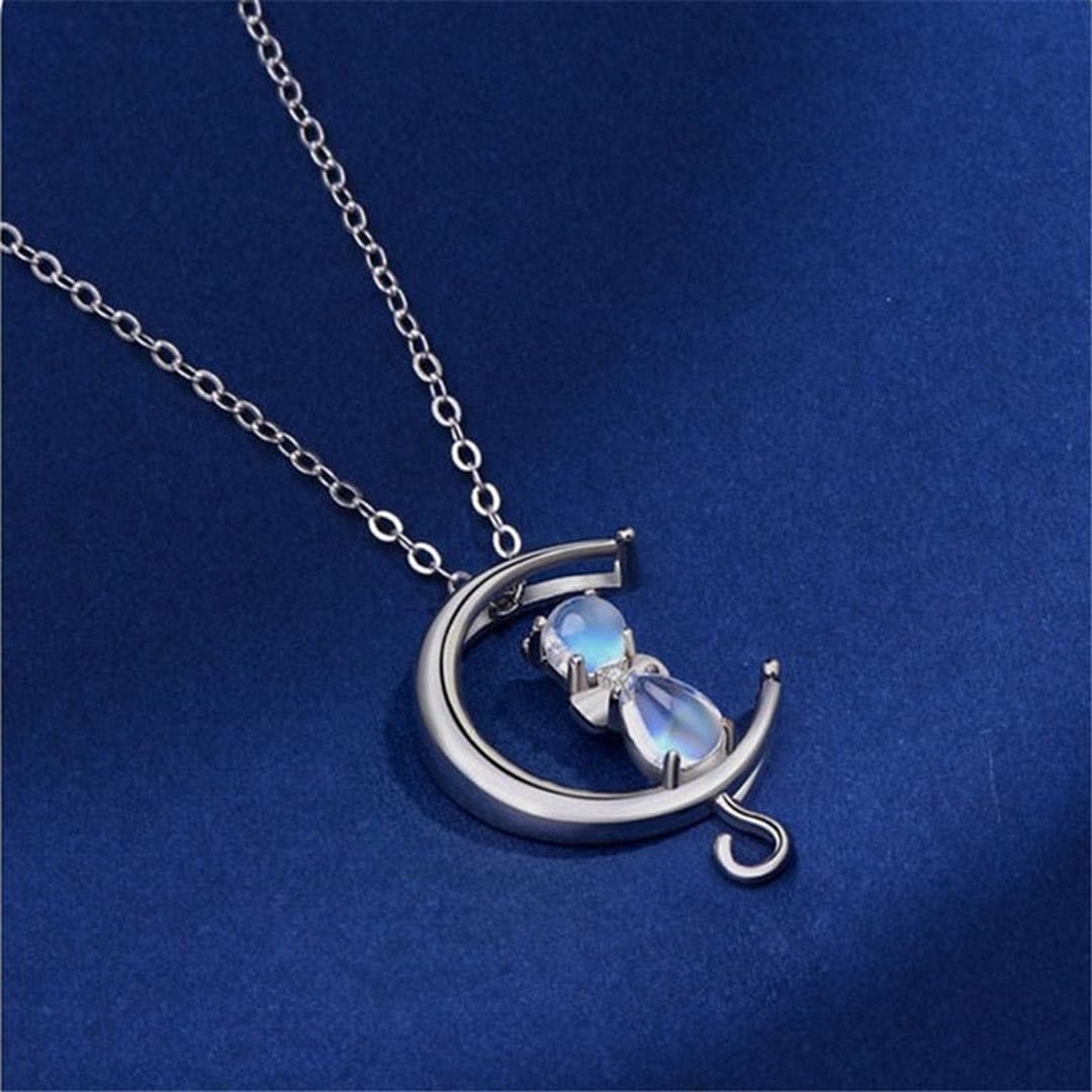 Collier en pierre de lune en forme de demi-lune avec un chat