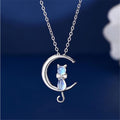 Collier en pierre de lune en forme de demi-lune avec un chat