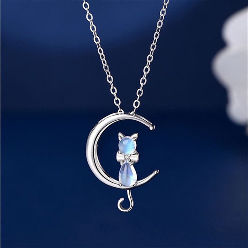 Collier en forme de demi-lune en pierre de lune et chat