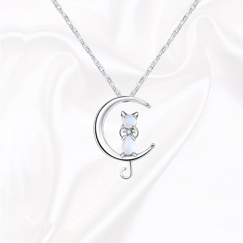Collier en forme de demi-lune en pierre de lune et chat