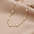 Collier en perles dorées intemporel