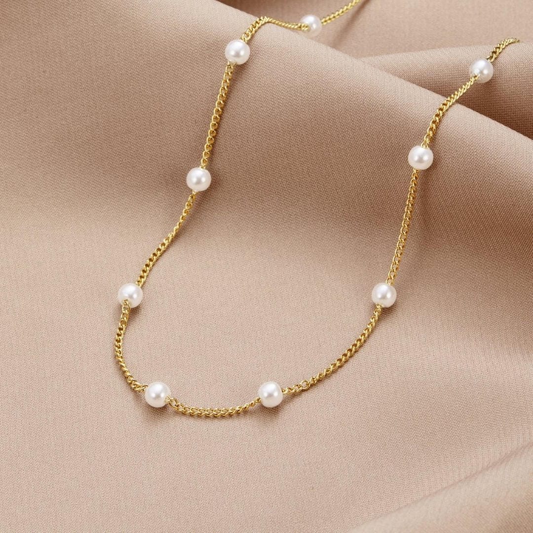 Collier en perles dorées intemporel
