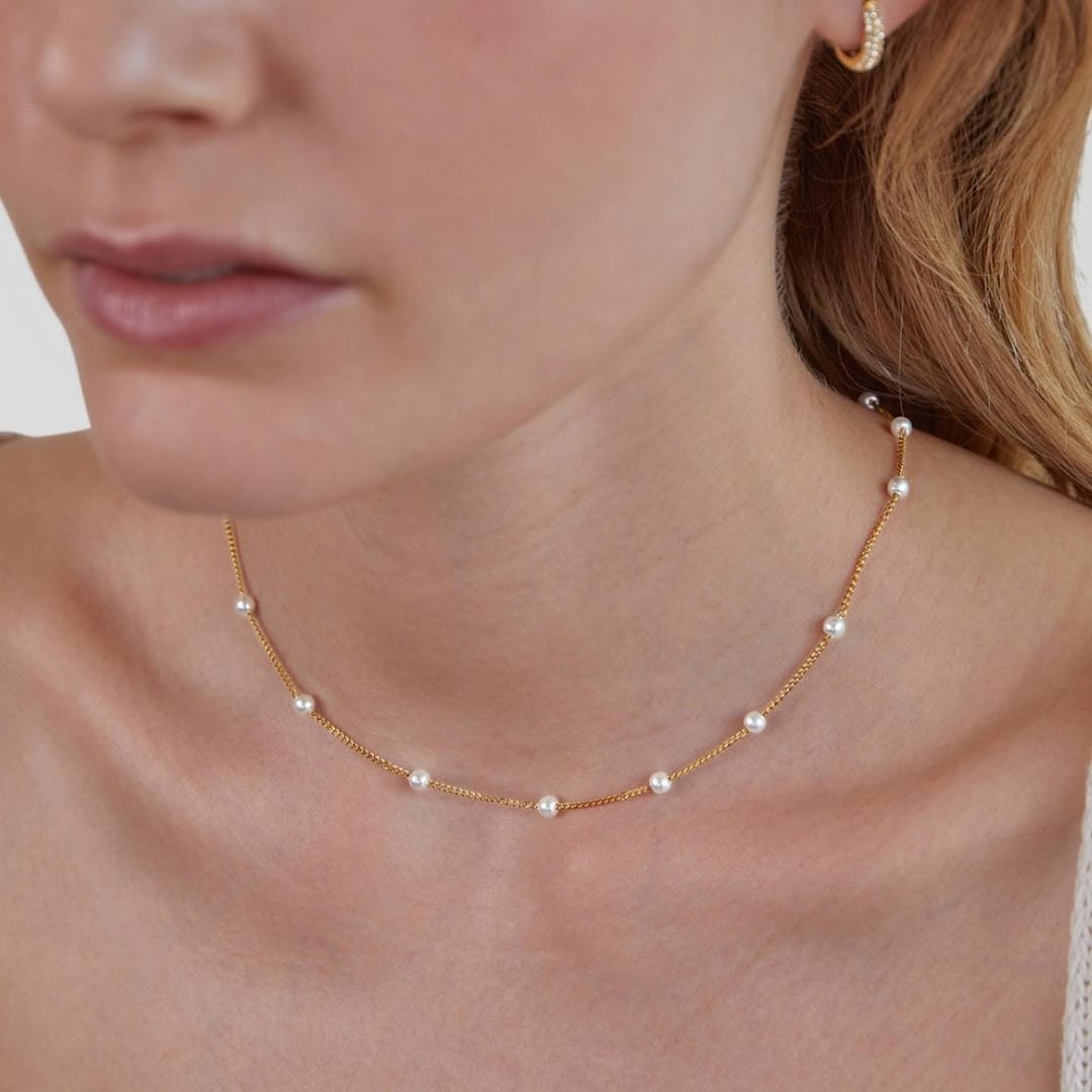 Collier en perles dorées intemporel