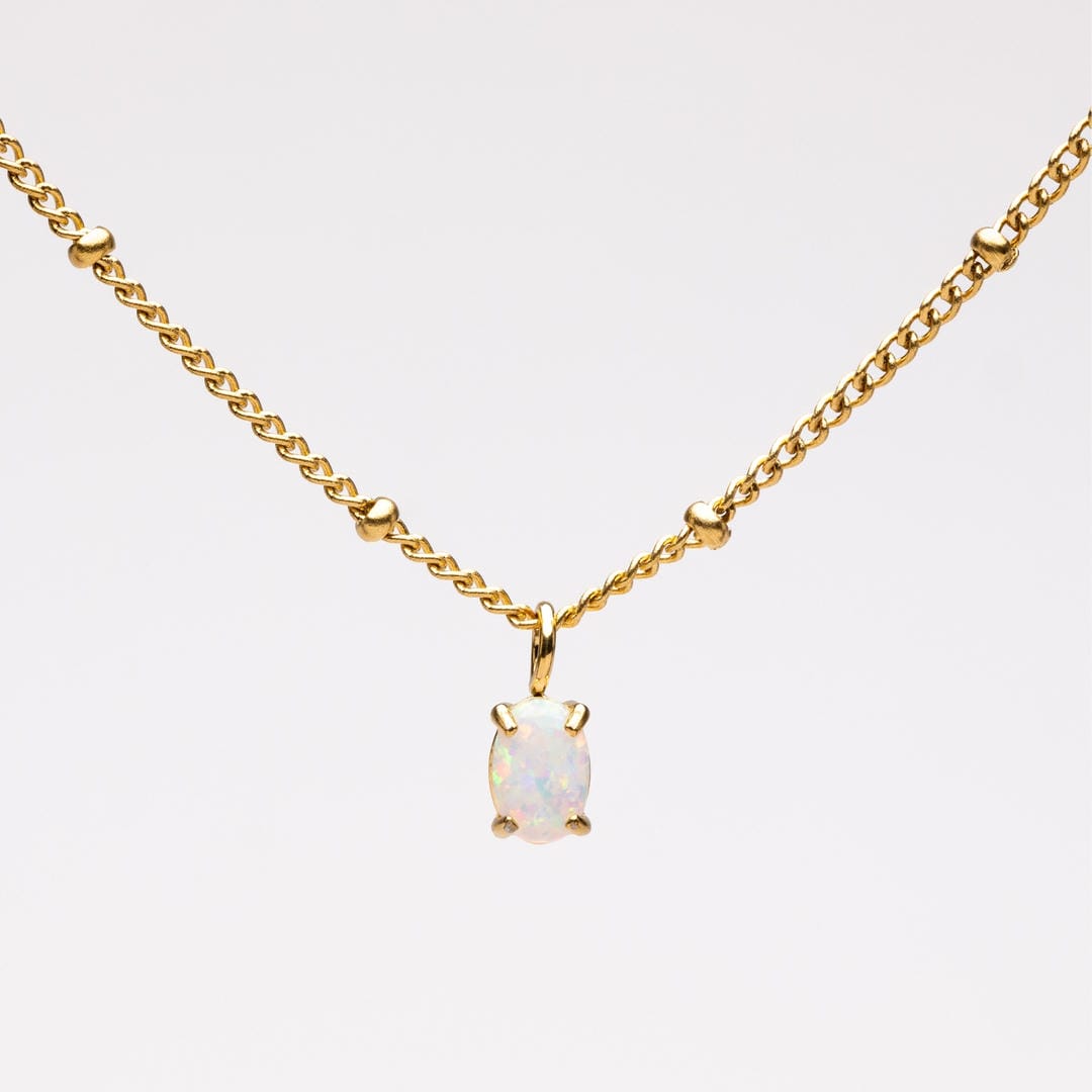 Collier en perles dorées avec pendentif en opale