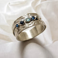 Bague argentée en pierre bleue incrustée