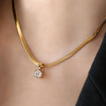 Collier en or avec pendentif en strass