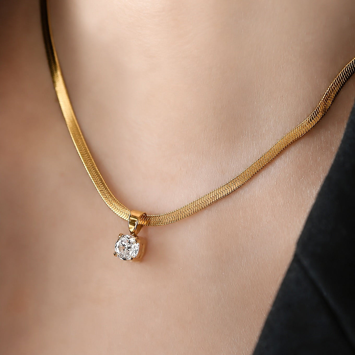 Collier en or avec pendentif en strass