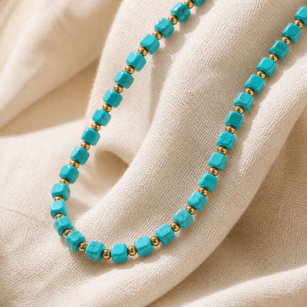 Collier en perles turquoise et accents dorés