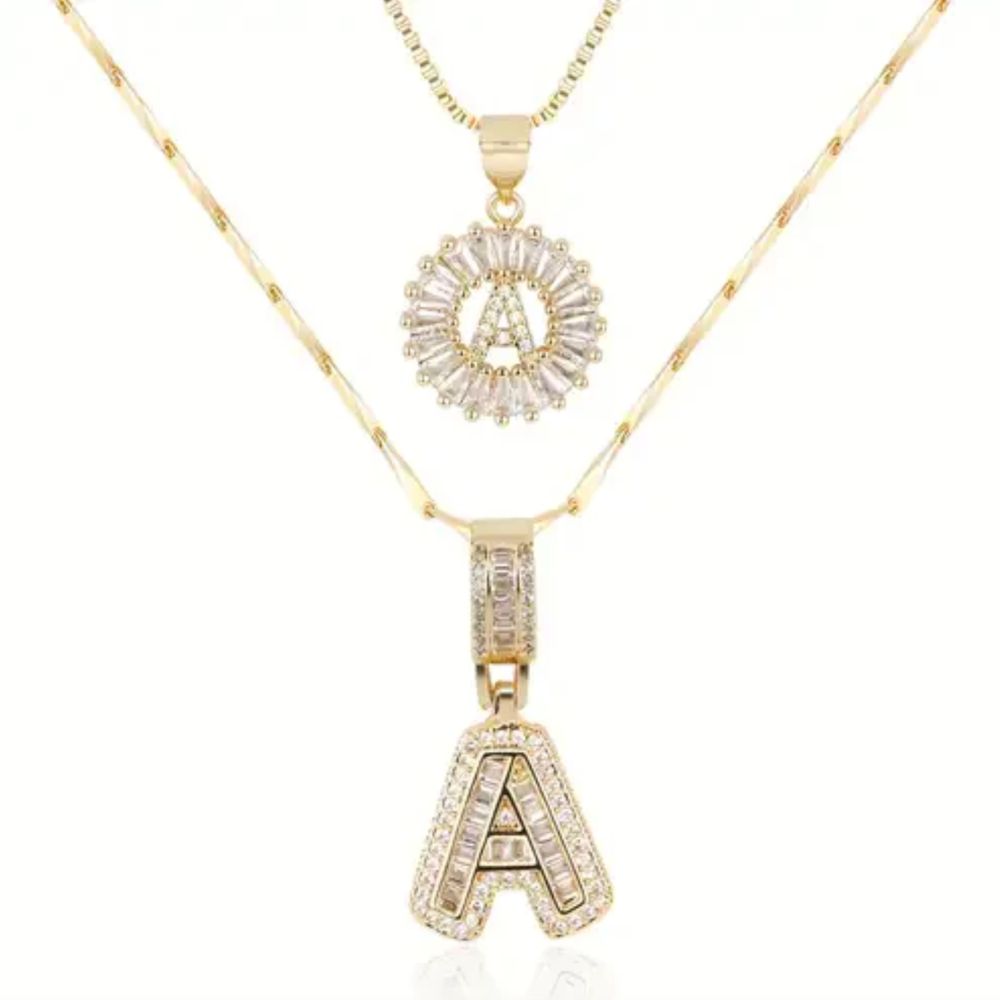 Collier avec pendentif en lettre initiale