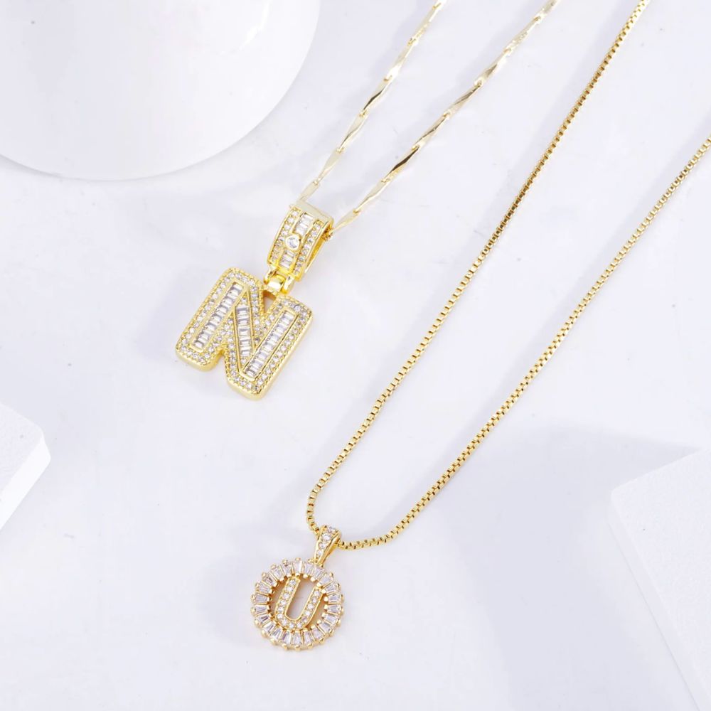 Collier avec pendentif en lettre initiale