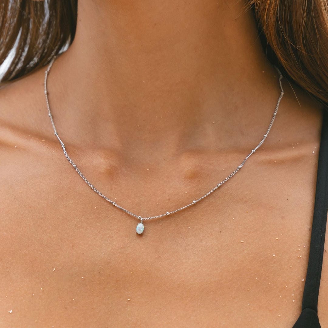 Collier en perles dorées avec pendentif en opale