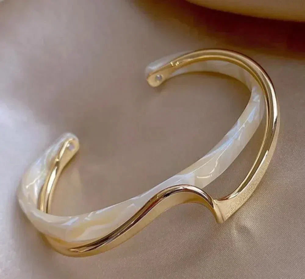 Bracelet doré élégant opale blanche
