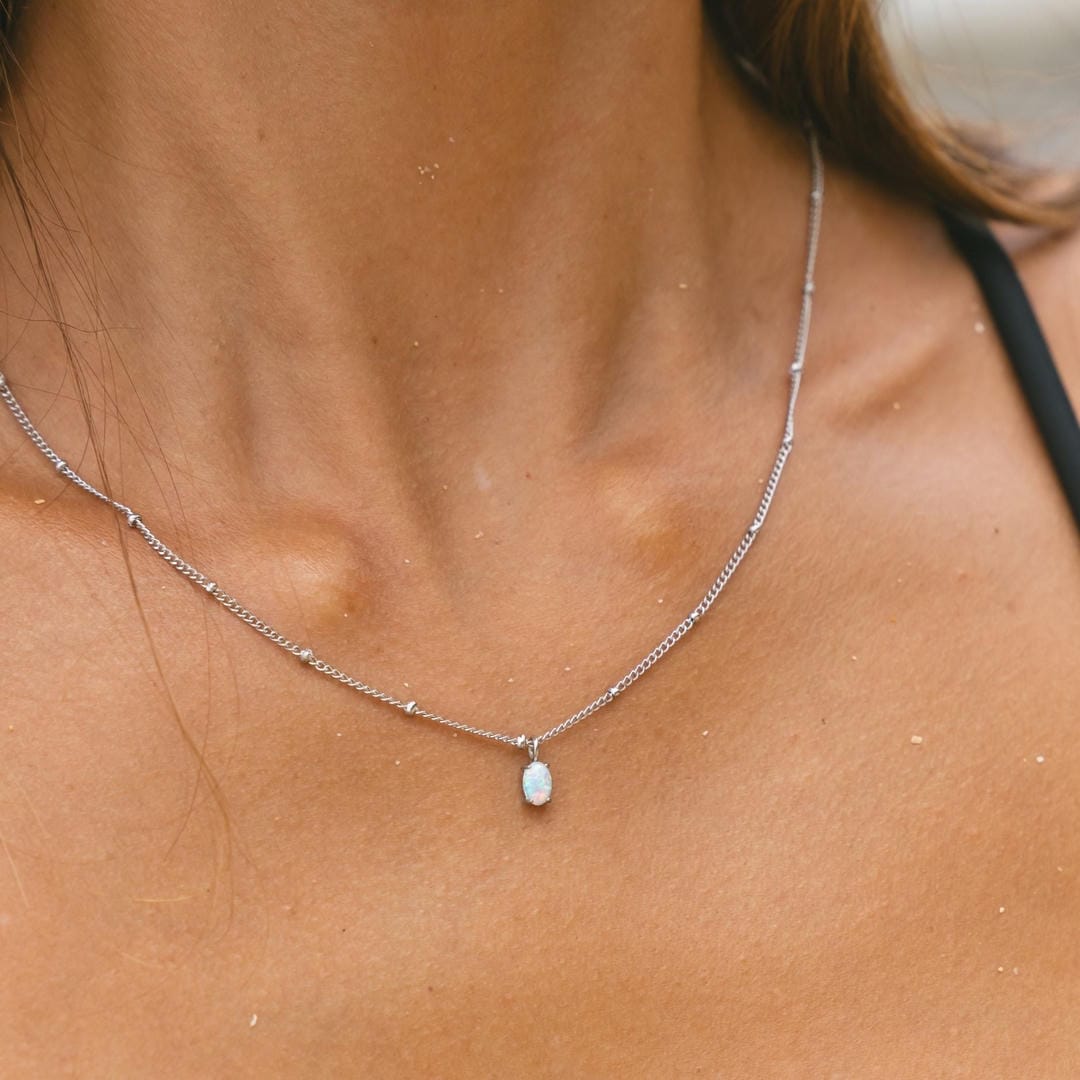 Collier en perles dorées avec pendentif en opale